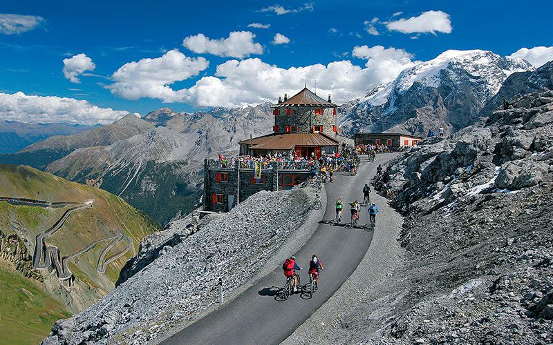 Tour in bicicletta sulla strada dello Stelvio