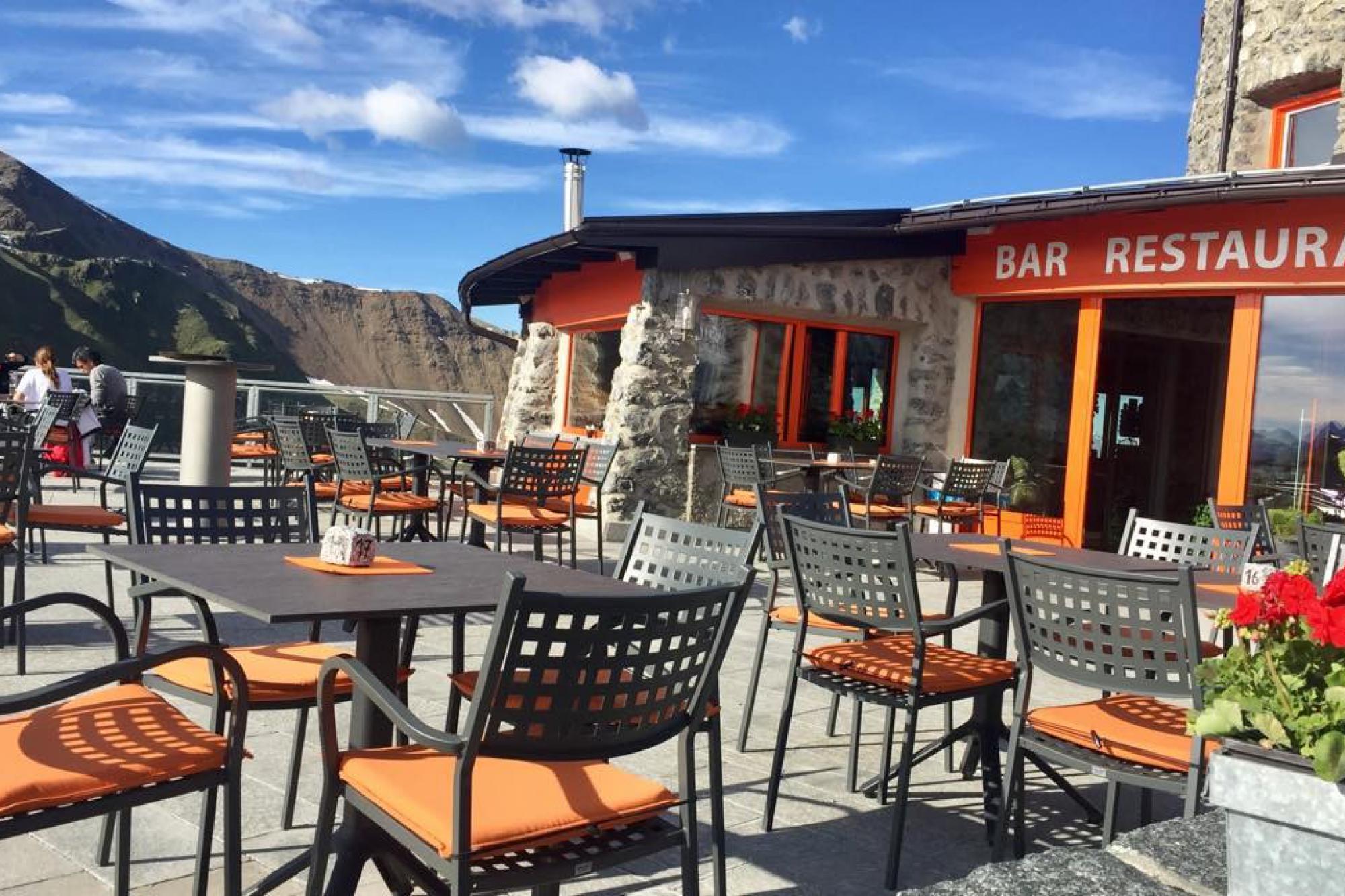 Terrazza soleggiata, Rifugio Tibet al Passo dello Stelvio